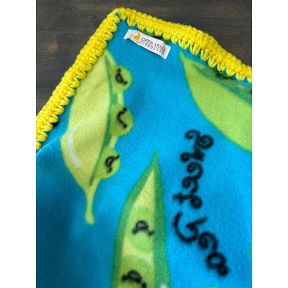 Sweet Peas Fleece Baby Blanket with Baby Wipe Holder Handmade 30" x 36" - Picture 5 of 6